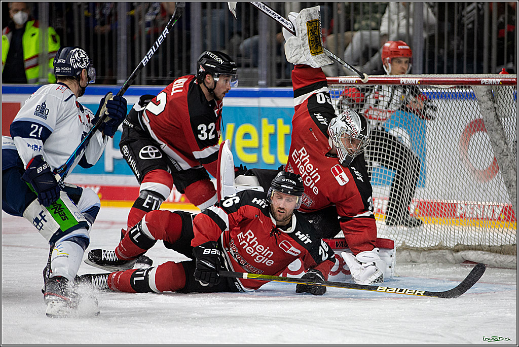 PENNY DEL;  Koelner Haie - Straubing Tigers; Koeln, 11.03.2022